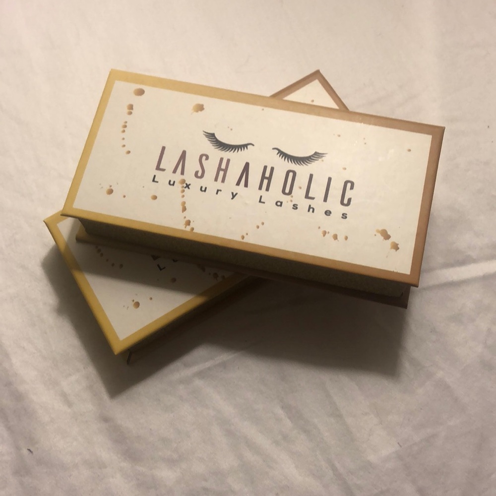 Two pairs Lashaholic Luxury Lashes! - Picture 3 of 3